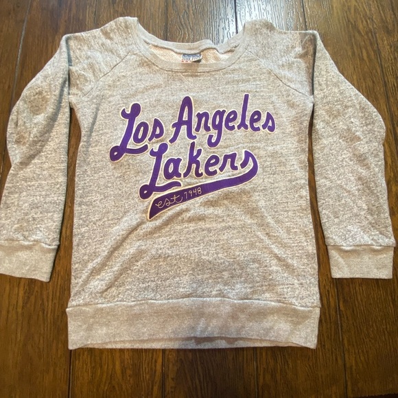 Junk Food Clothing Sweaters - Junk Food Gray Los Angeles Lakers Vintage Crewneck Sweatshirt Size Small B14